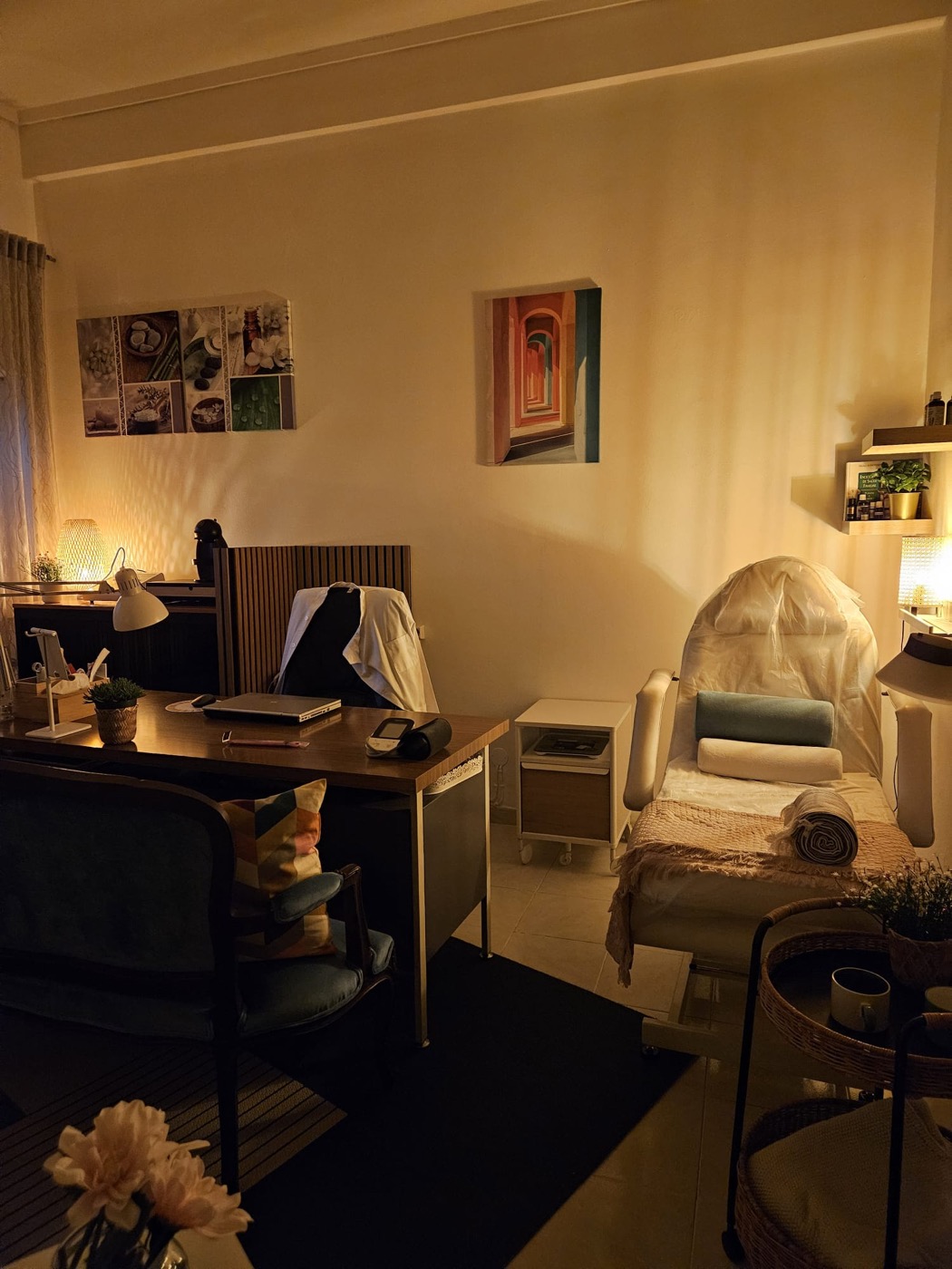 Sala de tratamento com iluminação warm e maca preparada